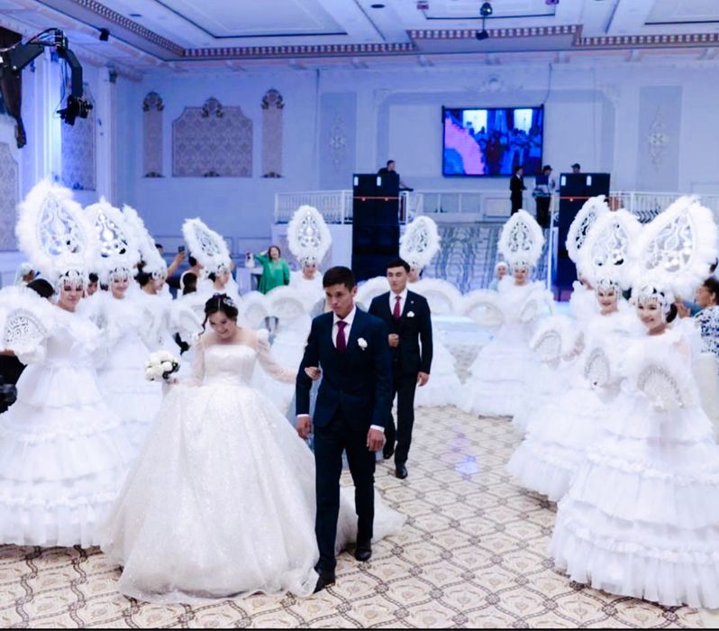 Белые платья с веером 70000тг