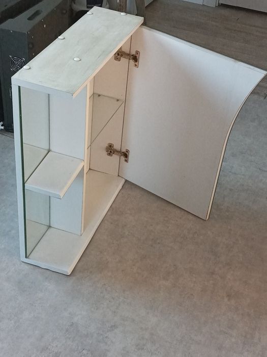 Подвесной шкаф в ванную