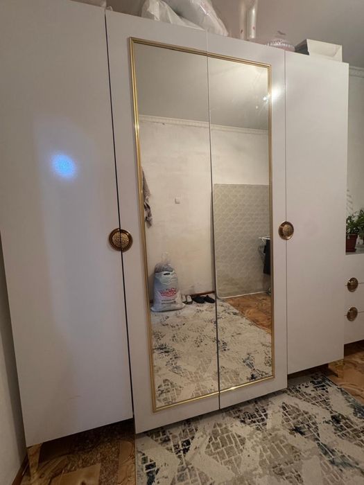 Шкаф с зеркалом в хорошем состоянии без дефектов и царапин