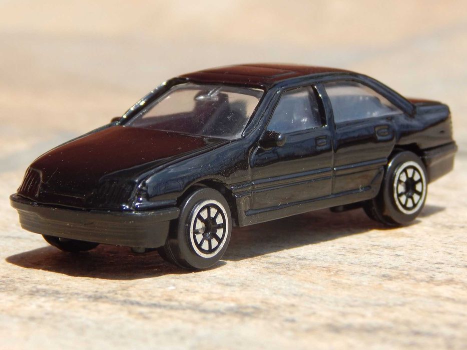 Macheta Opel Omega A (Vauxhall Carlton) sc 1:64 negru