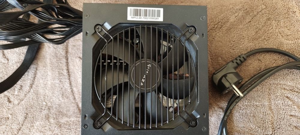 Kit placă de bază cu procesor, placă video și sursă.