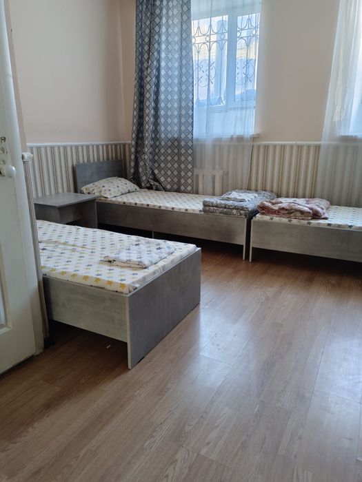 Гостиница на правом в центре