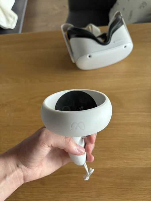 Oculus Meta Quest 2 64GB cu 2 controllere