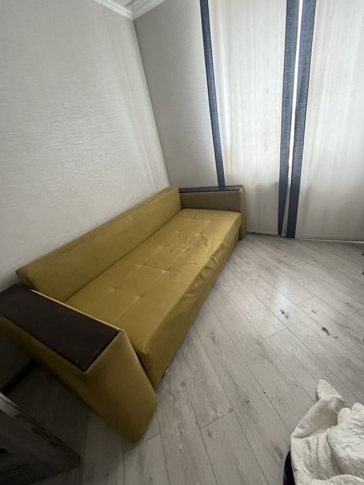 Диван с деревянными подлокотниками