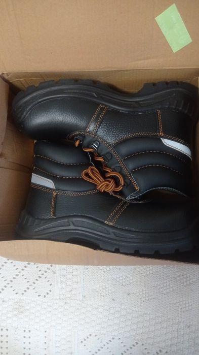 Продам рабочие ботинки летние