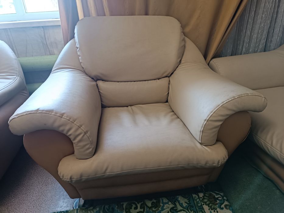 Продам два кожаных кресла