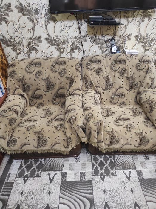 Продается диван и 2 кресла.В отличном состоянии