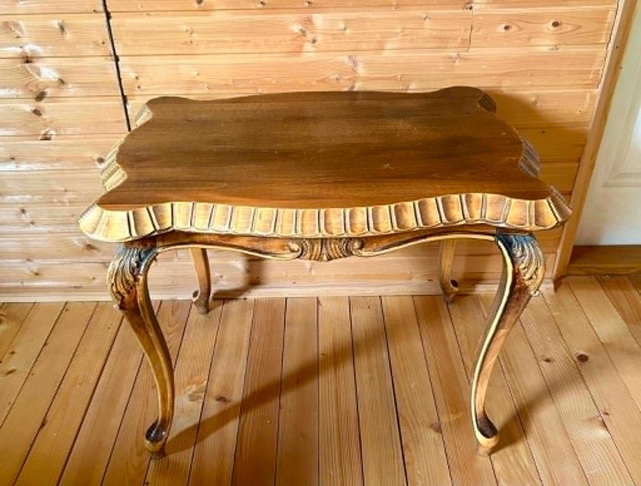 Masă elegantă din lemn masiv – stil clasic, deosebită