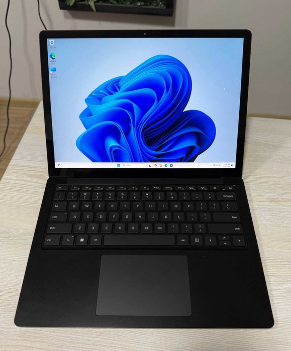 Surface Laptop 4  13.5” 2K IPS Touchscreen  I7-1185G7 vPro 16GB /256GB