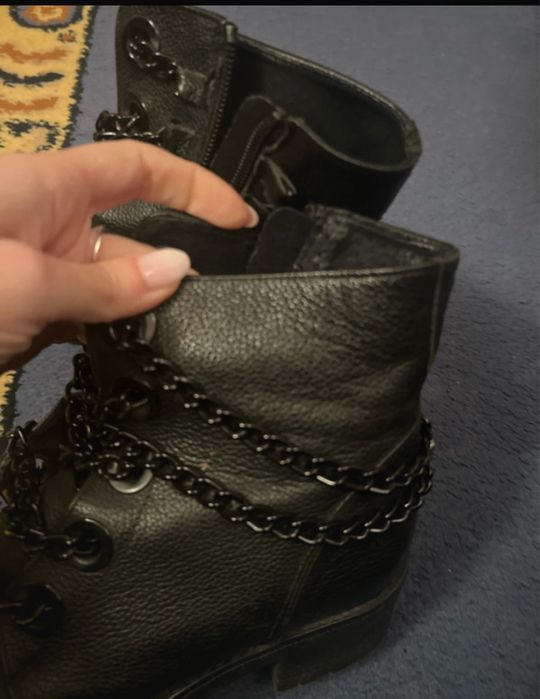 Bocanci cu accesorii din piele naturala