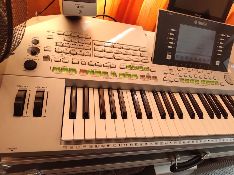 Vând orga Yamaha tyros 2