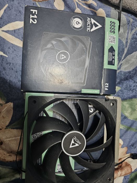 Vand 2 Ventilatoare Corsair SP140rgb cu hub rgb și 2 Ventilatoare Artic F12, de 120 stare foarte bună