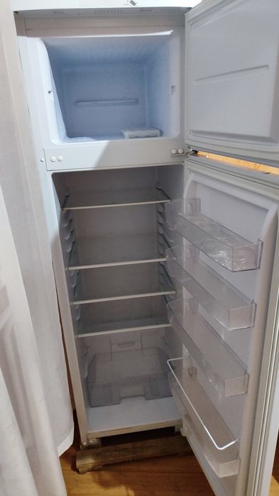 Продам двухкамерный холодильник "Бирюса"