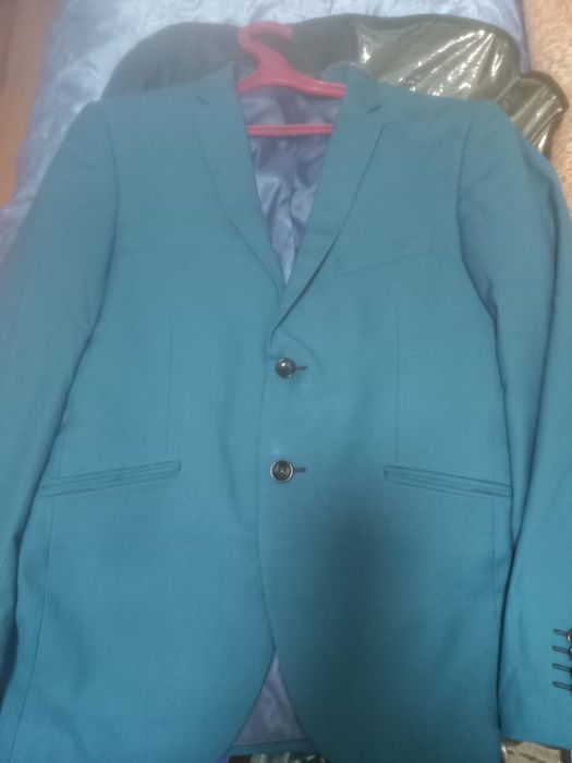 Продам костюмы 1 новый
