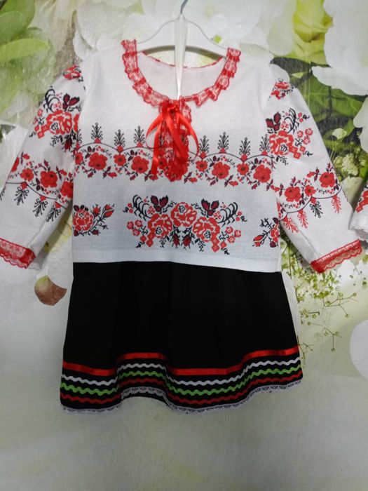 Народна носия със ширити за момичета