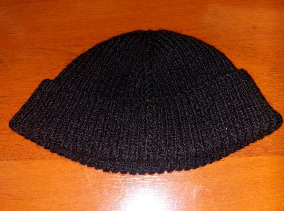 Продам хорошую шапку-бини черного цвета ручной вязки