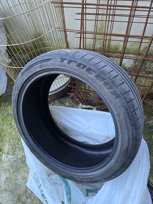 Vand anvelope pe 2 dimensiuni 295 35 20 si 255 40 20