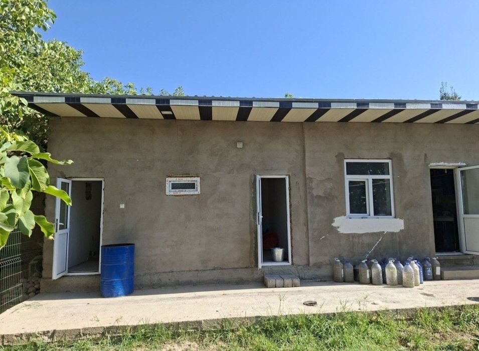 Uchastka sotiladi. 2.1 sotix, 2 ta xonali. TOPli, pol