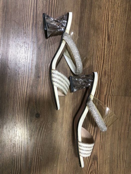 Продам нарядные босоножки