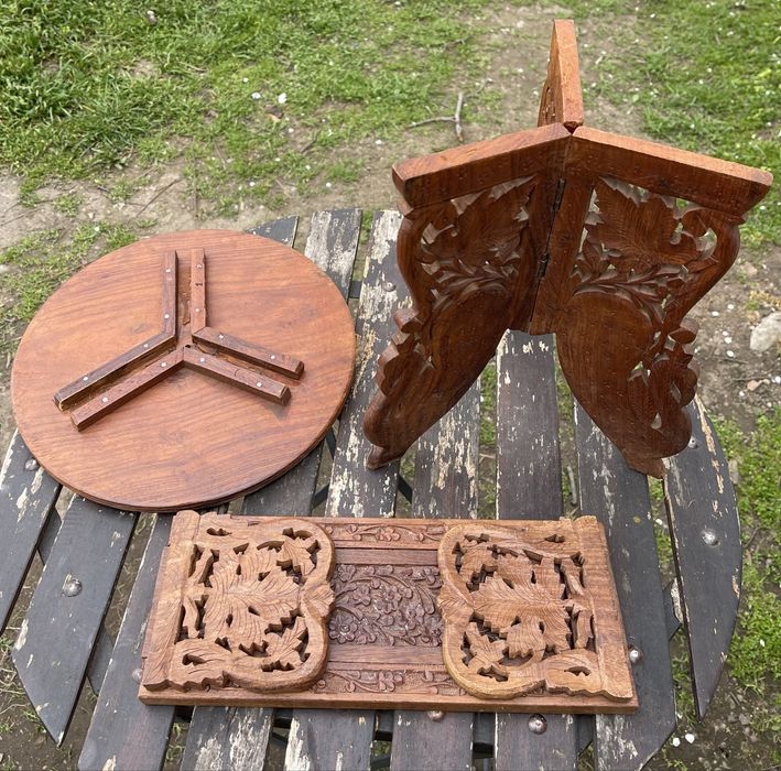 Măsuță rotundă, suport pentru cărti sculptat