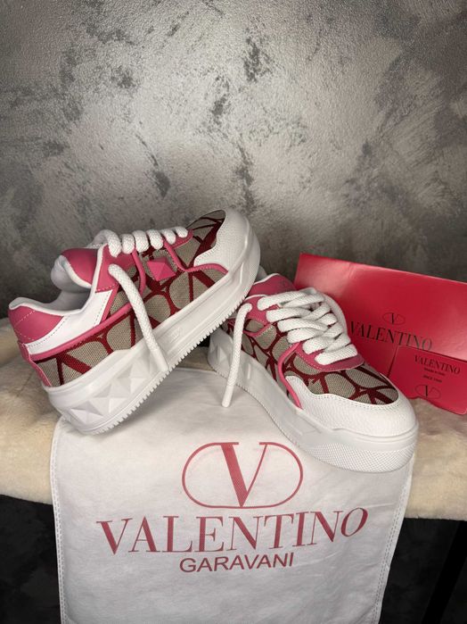 Adidasi Valentino