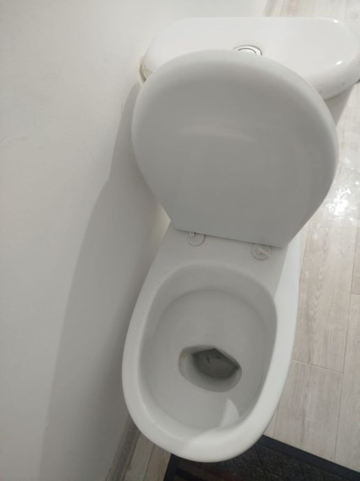Унитаз почти новый нормально работает