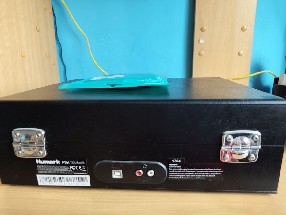 Pickup NUMARK T01 si căști