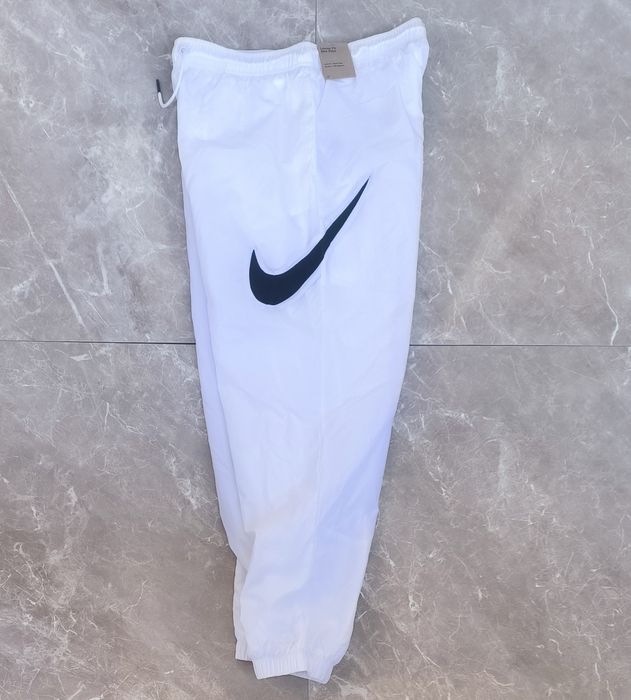 Дамски бял анцуг Nike Sportswear Essential M размер
