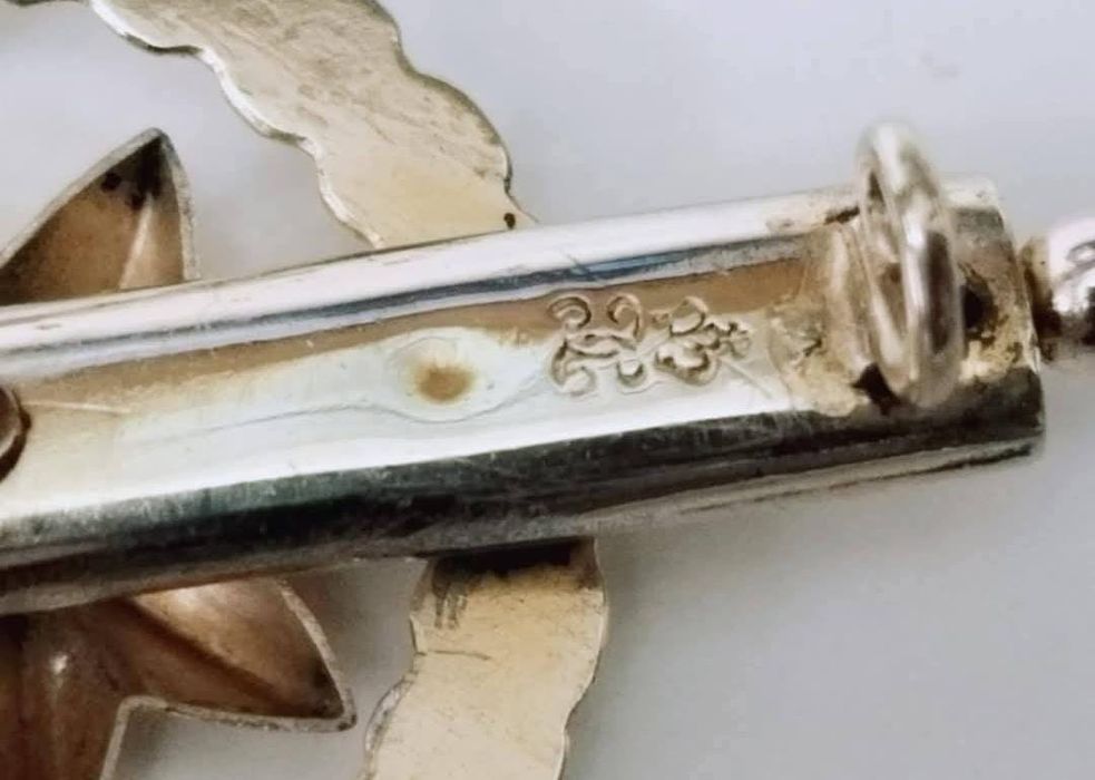 Veche brosa placata cu aur, copii