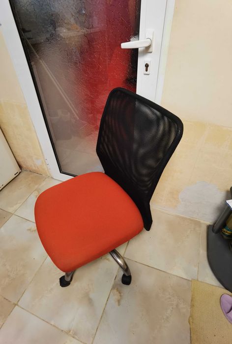 Продавам въртящ стол употребяван