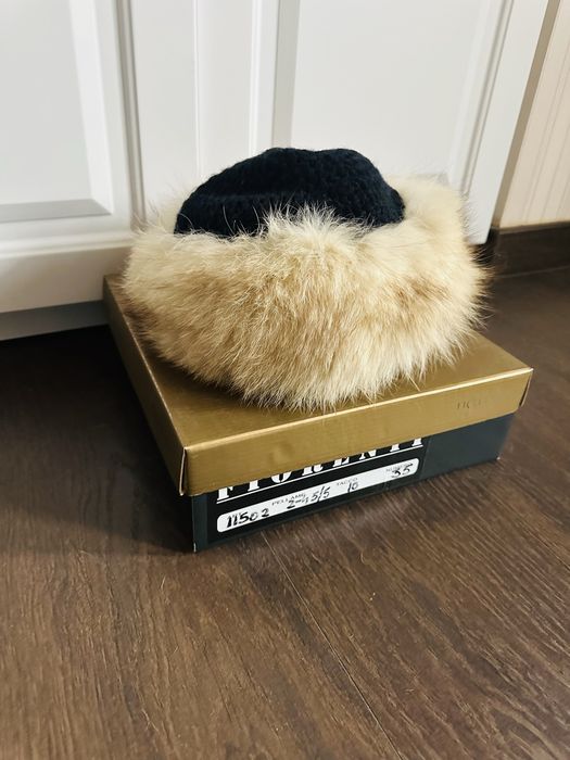 Caciula eleganta , de dama , din blana naturala alb / crem ,