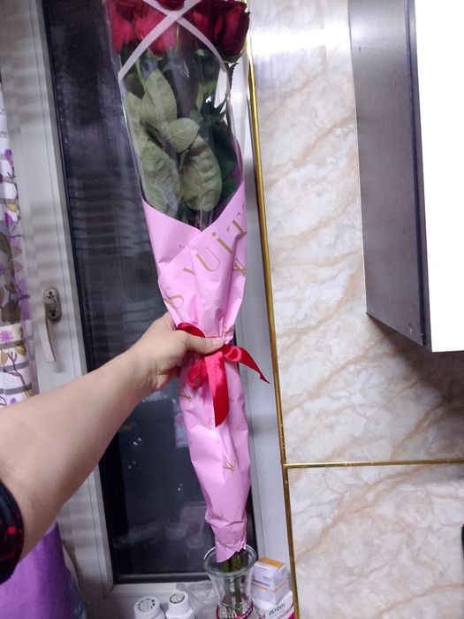 Метровые розы красный