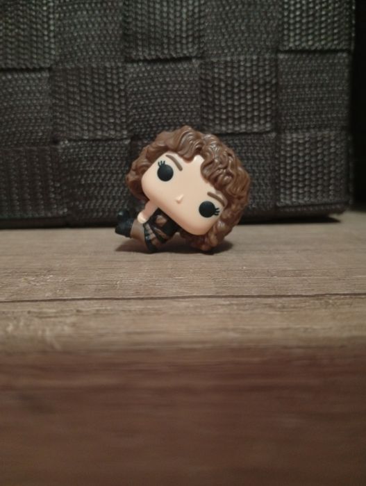 „Nancy – фигурка Stranger Things Kinder Joy –2€

• Герой: Nancy  
•