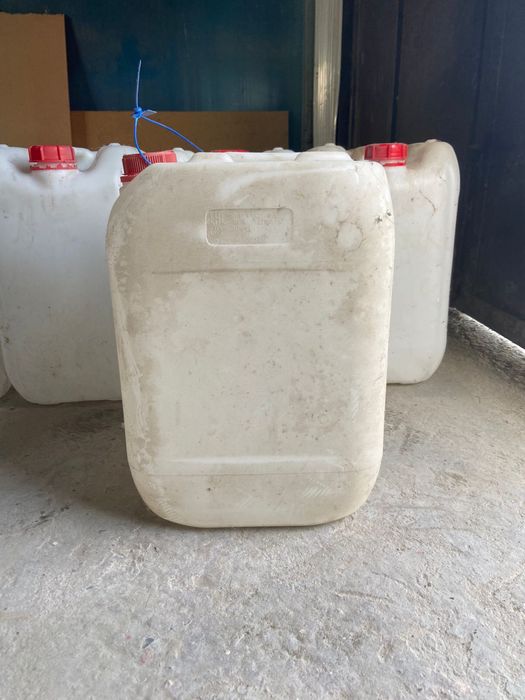 Канистры пластиковые 25-30 литровые.