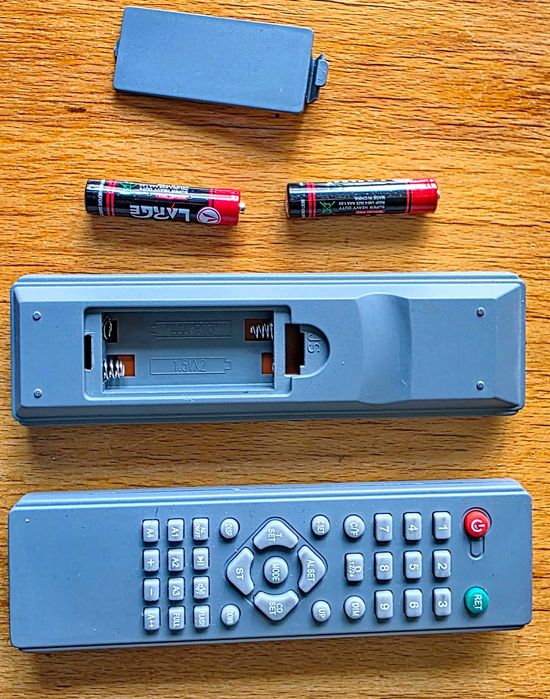 Нов Голям цифров LED часовник +календар-термометър-аларми-дистанционно