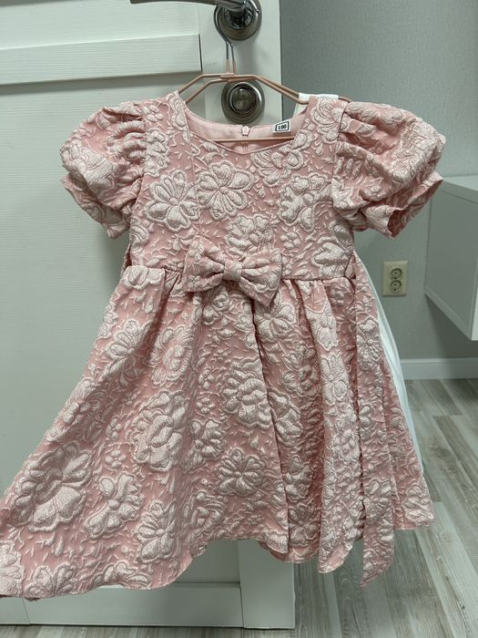 Продам недорого детские куртки, платья