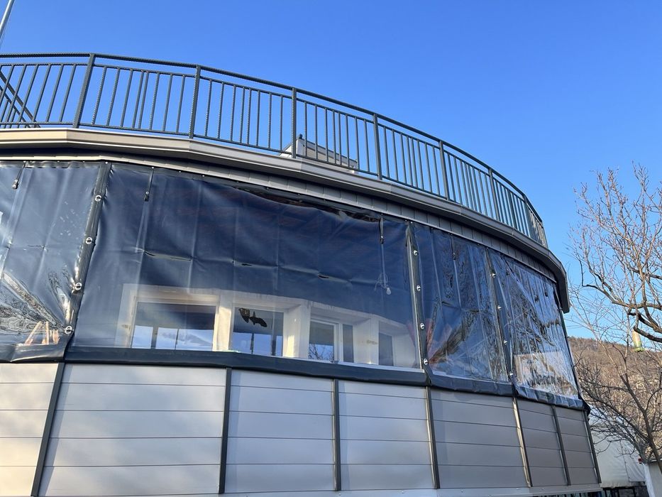 Ветроупорни завеси, тенти, сенници.