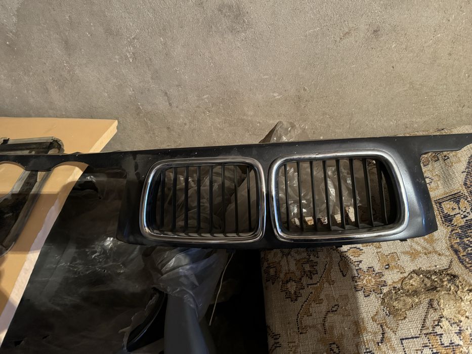 Продам на bmw Е 34 525передню решетку