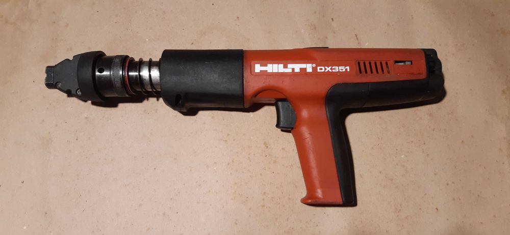 Pistol de bolturi Hilti