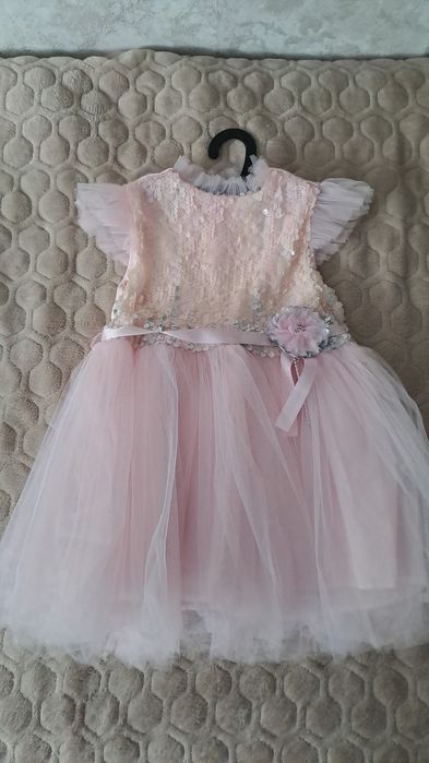 Продам платья на девочку