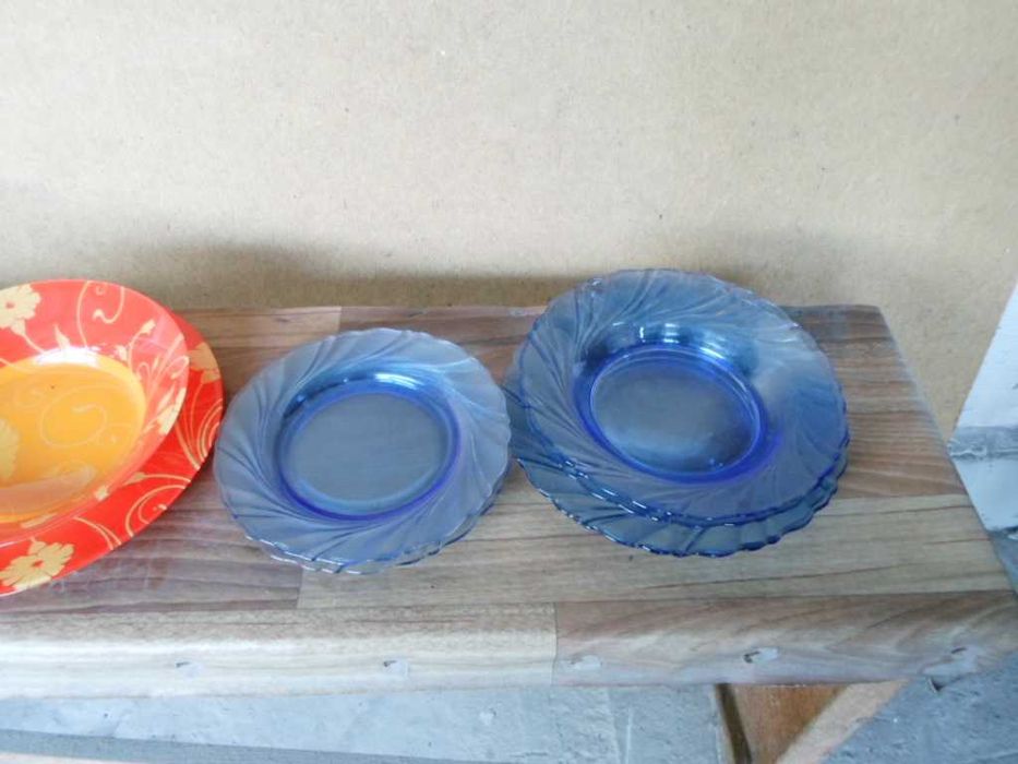 Посуда разная тарелки пиалушки.