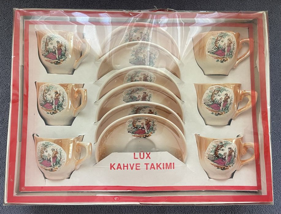 Красиво изрисуван сервиз за кафе!