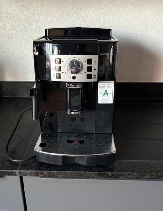 Vand aparate de cafea DeLonghi Magnifica S ,M, Philips