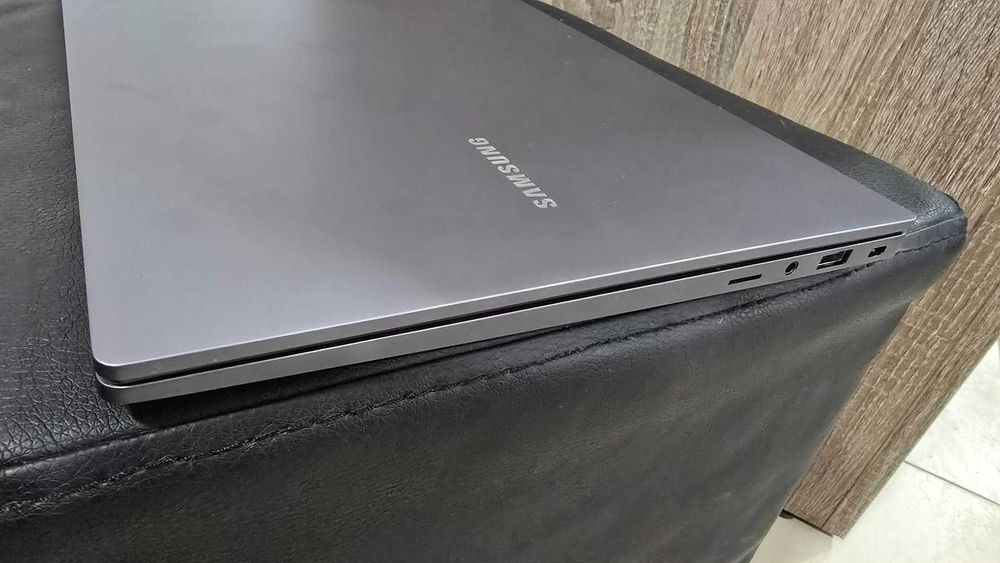 Лаптоп Samsung Galaxy Book4 15.6" i5-1335U 256 SSD / 8 RAM