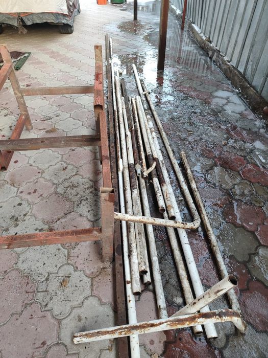 Металлические толстые трубы