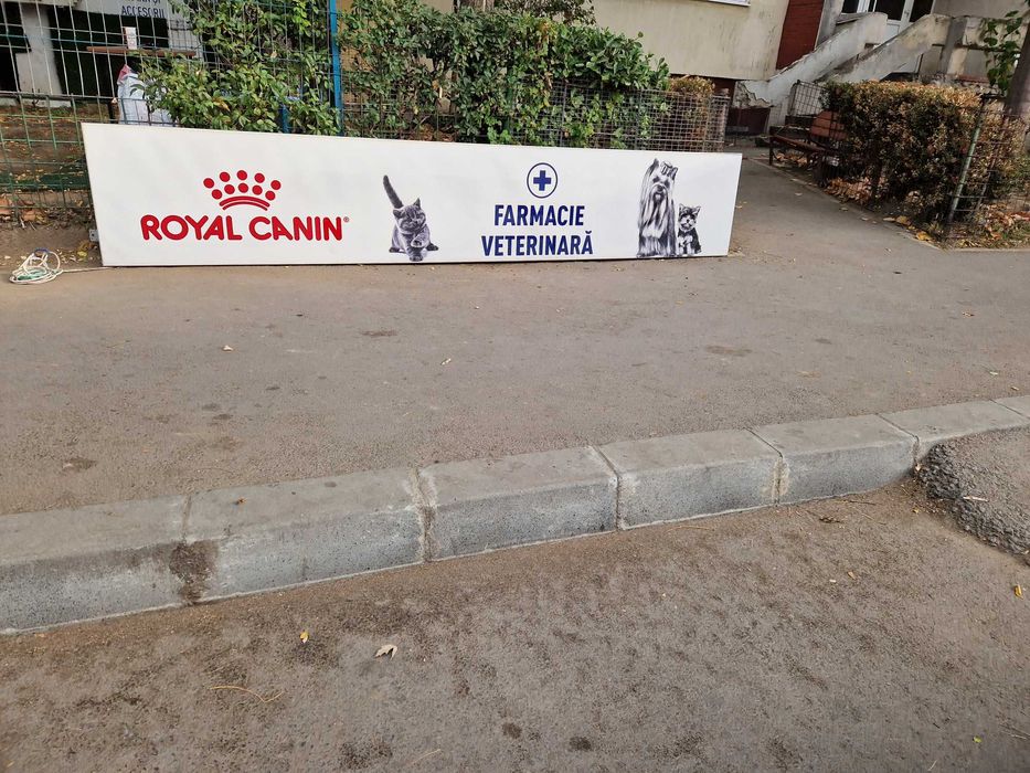 Reclama luminoasa cu led-uri ,tip Royal Canin