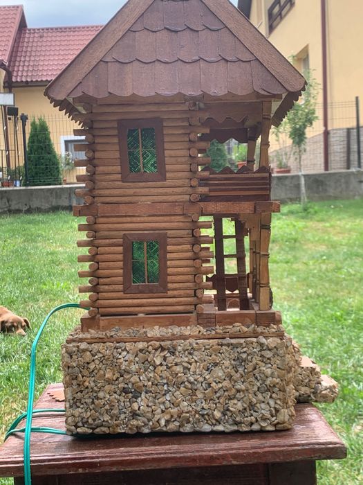 Decorațiune casa sculptată din lemn