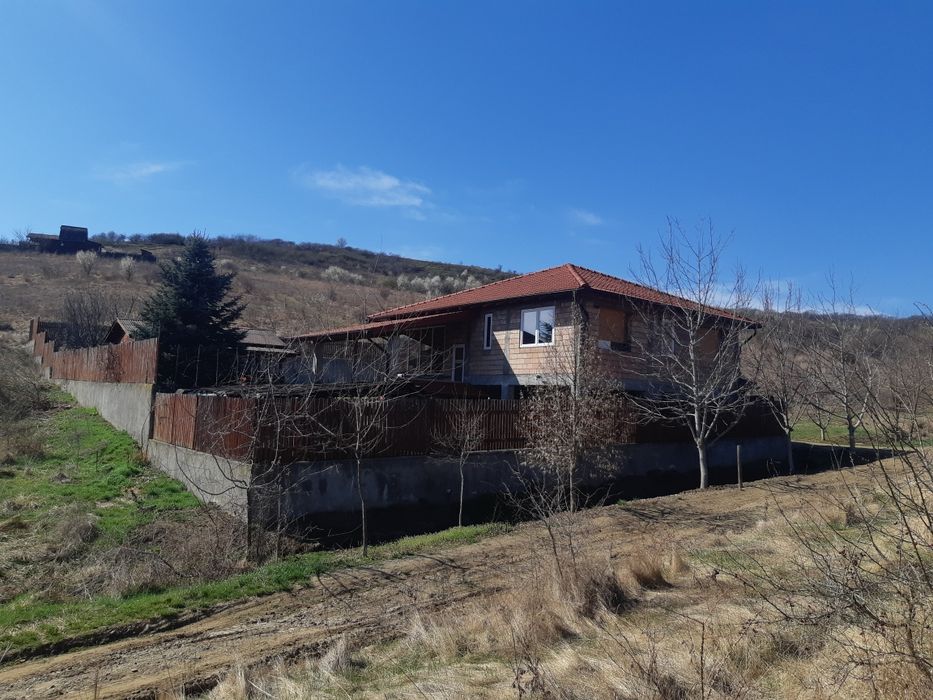 Casa la rosu de vânzare sau schimb cu apartament în Tg Mureș