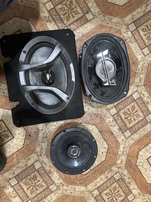 Продаю колонки бу. Лодка и дверной стояла на мазде