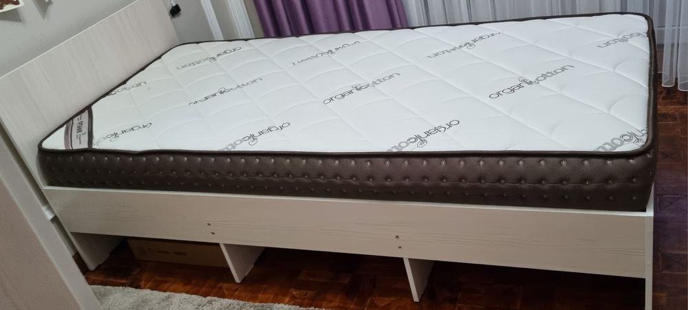 Продам кровать с матрасом